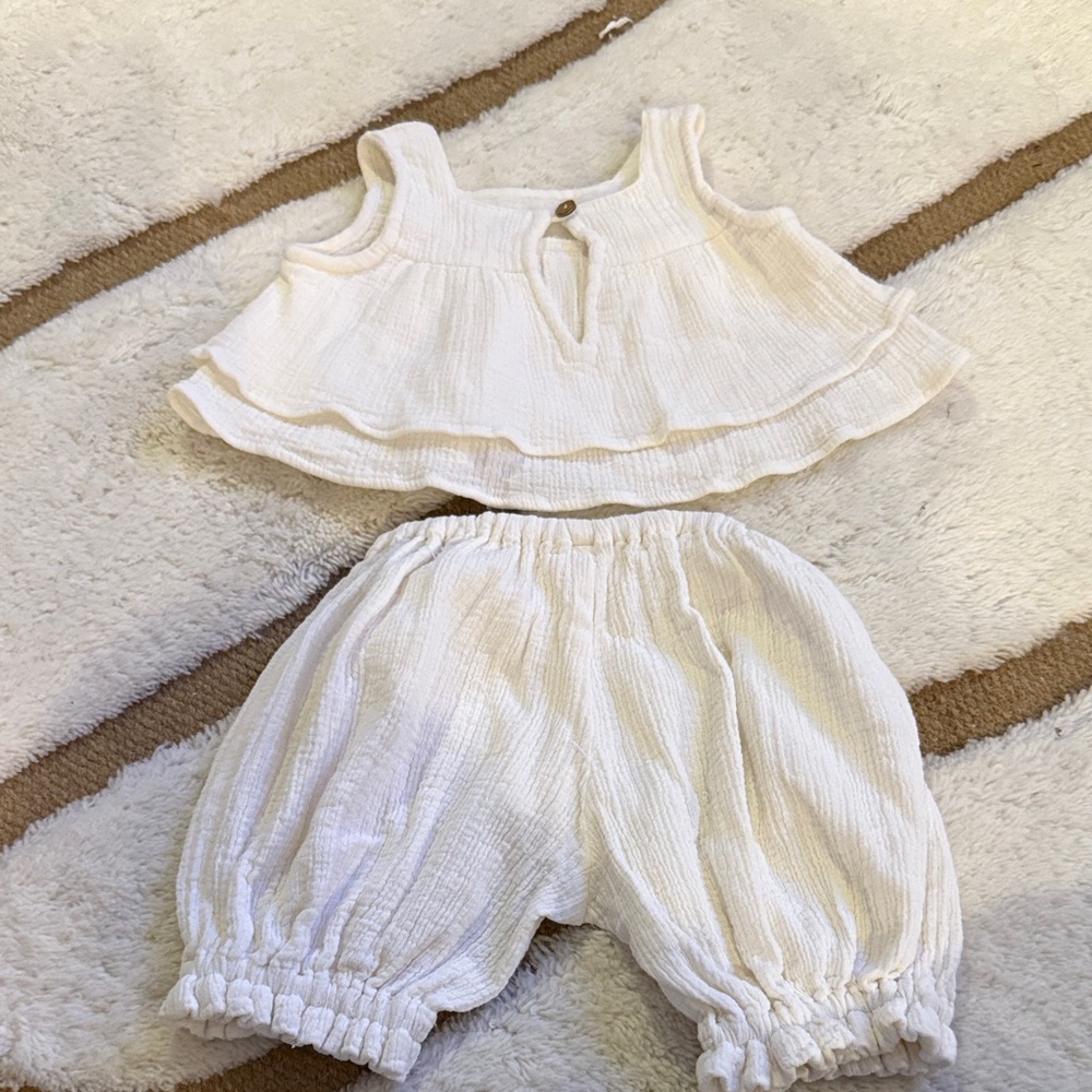 Cream Ruffle Baby Girl Set - Picture 4 of 4